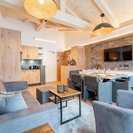 Falken Suites Top 7 คาพรูน ภายนอก รูปภาพ