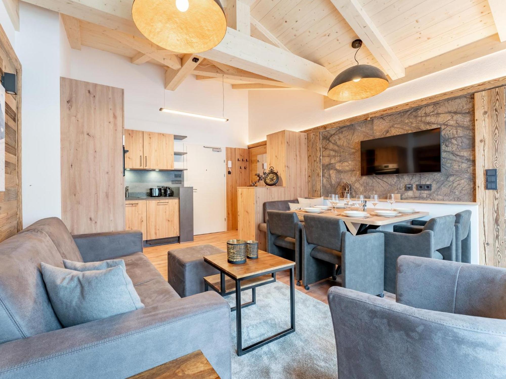 Falken Suites Top 7 คาพรูน ภายนอก รูปภาพ