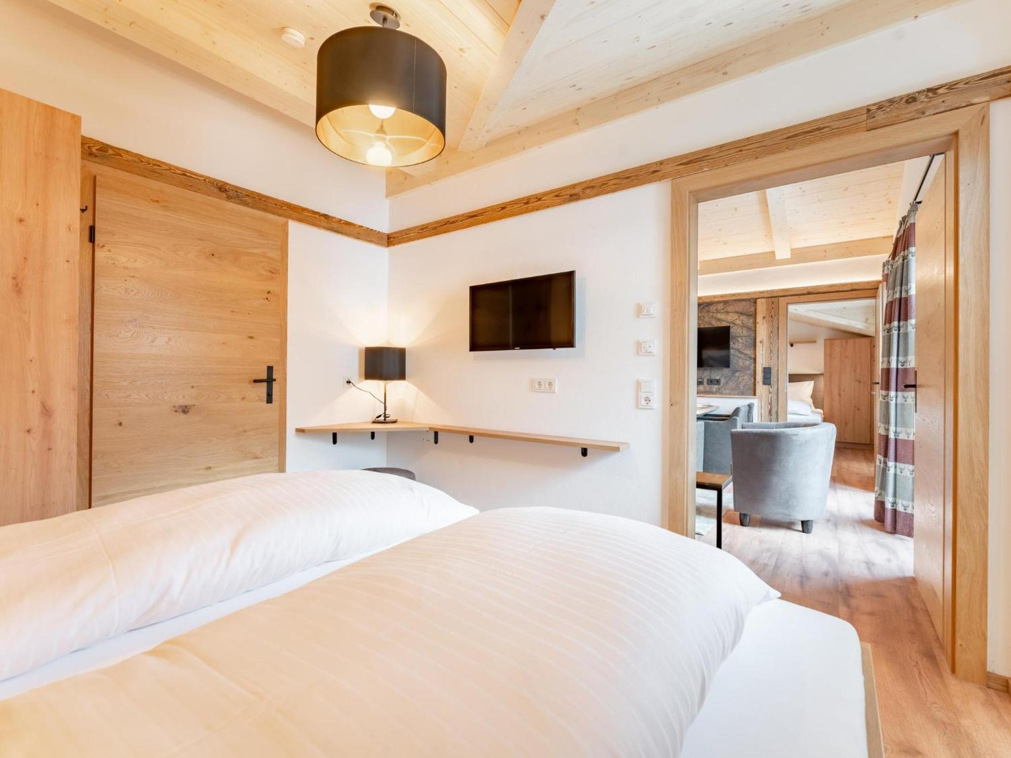 Falken Suites Top 7 คาพรูน ภายนอก รูปภาพ