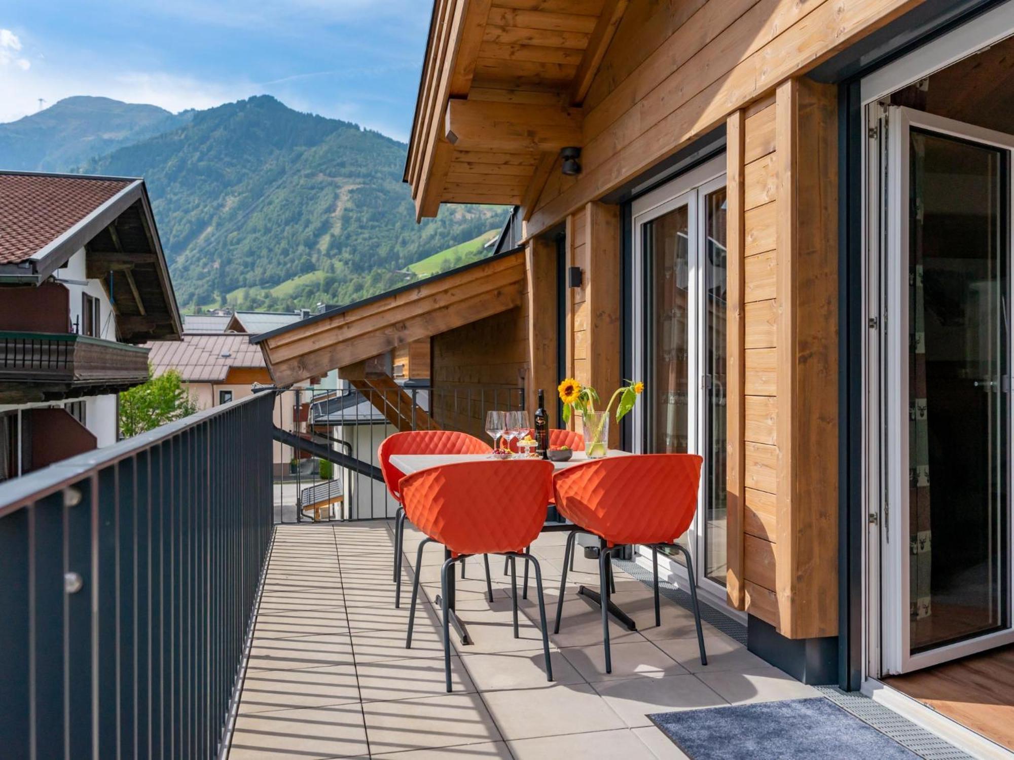 Falken Suites Top 7 คาพรูน ภายนอก รูปภาพ